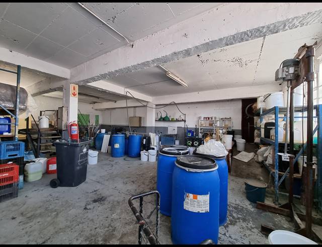299M² WAREHOUSE TO LET IN TRIANGLE FARM